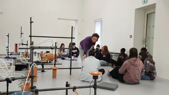 Visite méditative avec Jennifer Aujame au coeur de l'exposition "Le complexe des flûtes sacrées"